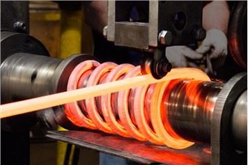 Velika in vroča navita kompresijska vzmet